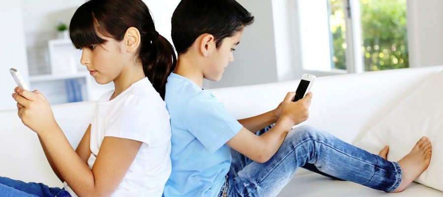 kids-on-smartphones
