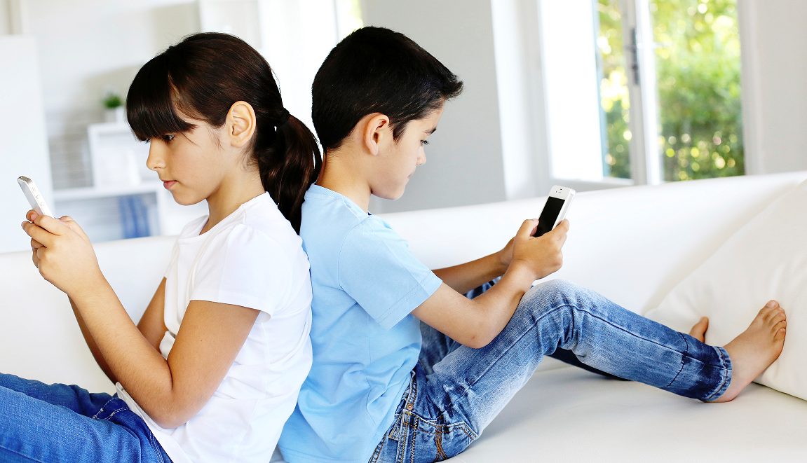 kids-on-smartphones